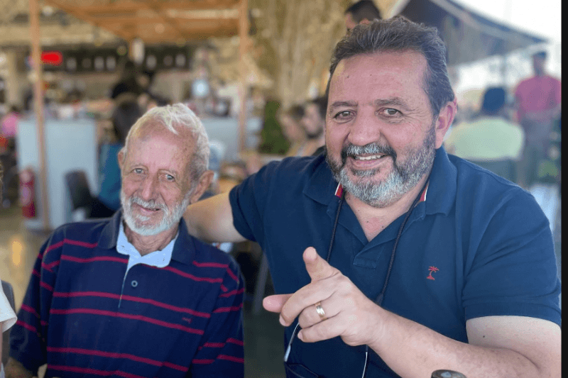 Sérgio em uma conversa à mesa